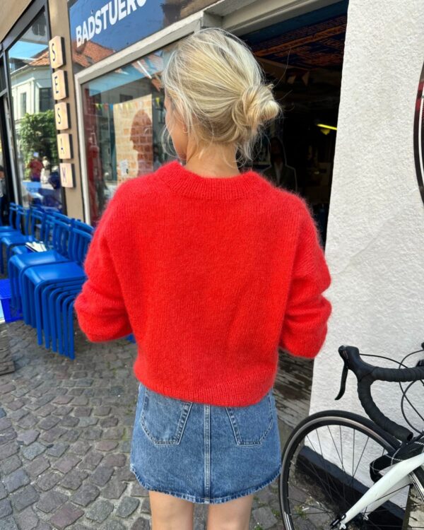 Kuvissa oleva punainen pusero on neulottu Sandnes Garn Tynn Silk Mohairin värillä 4008 Poppy. Väri on valitettavasti poistunut, mutta lähimpänä nykyisestä valikoimasta on väri 4018 Kirkas punainen. Kuvissa oleva punainen pusero on neulottu Sandnes Garn Tynn Silk Mohairin värillä 4008 Poppy. Väri on valitettavasti poistunut, mutta lähimpänä nykyisestä valikoimasta on väri 4018 Kirkas punainen.