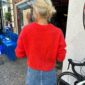 Kuvissa oleva punainen pusero on neulottu Sandnes Garn Tynn Silk Mohairin värillä 4008 Poppy. Väri on valitettavasti poistunut, mutta lähimpänä nykyisestä valikoimasta on väri 4018 Kirkas punainen.
