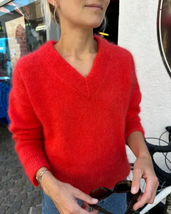 Kuvissa oleva punainen pusero on neulottu Sandnes Garn Tynn Silk Mohairin värillä 4008 Poppy. Väri on valitettavasti poistunut, mutta lähimpänä nykyisestä valikoimasta on väri 4018 Kirkas punainen. Kuvissa oleva punainen pusero on neulottu Sandnes Garn Tynn Silk Mohairin värillä 4008 Poppy. Väri on valitettavasti poistunut, mutta lähimpänä nykyisestä valikoimasta on väri 4018 Kirkas punainen.