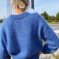 Sininen pusero on neulottu Isagerin langoilla, jotka eivät valitettavasti kuulu valikoimaamme. Lähimpänä valikoimastamme on Tynn Silk Mohairin väri 6044 keskisininen.