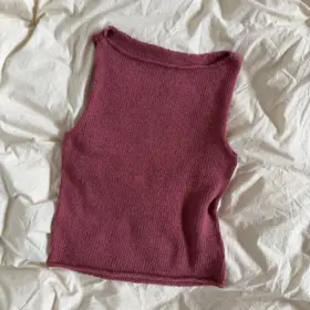 Punainen Bea Top on neulottu Sandnes Garn Tynn Linen värillä 4353 Rustic rose.