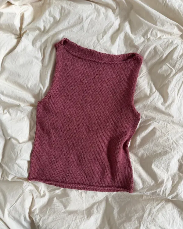 Punainen Bea Top on neulottu Sandnes Garn Tynn Linen värillä 4353 Rustic rose. Punainen Bea Top on neulottu Sandnes Garn Tynn Linen värillä 4353 Rustic rose.