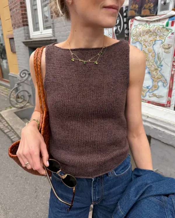 Ruskea Bea Top on neulottu Isagerin langoilla, jotka eivät valitettavasti kuulu valikoimaamme. Lähimpänä valikoimastamme on Sandnes Garn Tynn Line värissä 3161 tammenterho. Ruskea Bea Top on neulottu Isagerin langoilla, jotka eivät valitettavasti kuulu valikoimaamme. Lähimpänä valikoimastamme on Sandnes Garn Tynn Line värissä 3161 tammenterho.