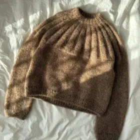 Sunday Sweater on neulottu Camarosen ja Isagerin langoilla, jotka eivät valitettavasti kuulu valikoimaamme. Lähimpänä valikoimastamme on Sandnes Garn Kos värissä 3161 Tammenterho sekä Tynn Silk Mohair värissä 3021 Vaalea beige.