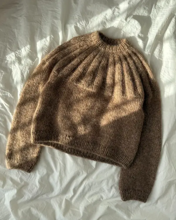 Sunday Sweater on neulottu Camarosen ja Isagerin langoilla, jotka eivät valitettavasti kuulu valikoimaamme. Lähimpänä valikoimastamme on Sandnes Garn Kos värissä 3161 Tammenterho sekä Tynn Silk Mohair värissä 3021 Vaalea beige. Sunday Sweater on neulottu Camarosen ja Isagerin langoilla, jotka eivät valitettavasti kuulu valikoimaamme. Lähimpänä valikoimastamme on Sandnes Garn Kos värissä 3161 Tammenterho sekä Tynn Silk Mohair värissä 3021 Vaalea beige.