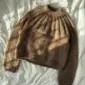 Sunday Sweater on neulottu Camarosen ja Isagerin langoilla, jotka eivät valitettavasti kuulu valikoimaamme. Lähimpänä valikoimastamme on Sandnes Garn Kos värissä 3161 Tammenterho sekä Tynn Silk Mohair värissä 3021 Vaalea beige.