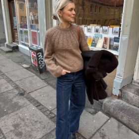 Sunday Sweater on neulottu Camarosen ja Isagerin langoilla, jotka eivät valitettavasti kuulu valikoimaamme. Lähimpänä valikoimastamme on Sandnes Garn Kos värissä 3161 Tammenterho sekä Tynn Silk Mohair värissä 3021 Vaalea beige.