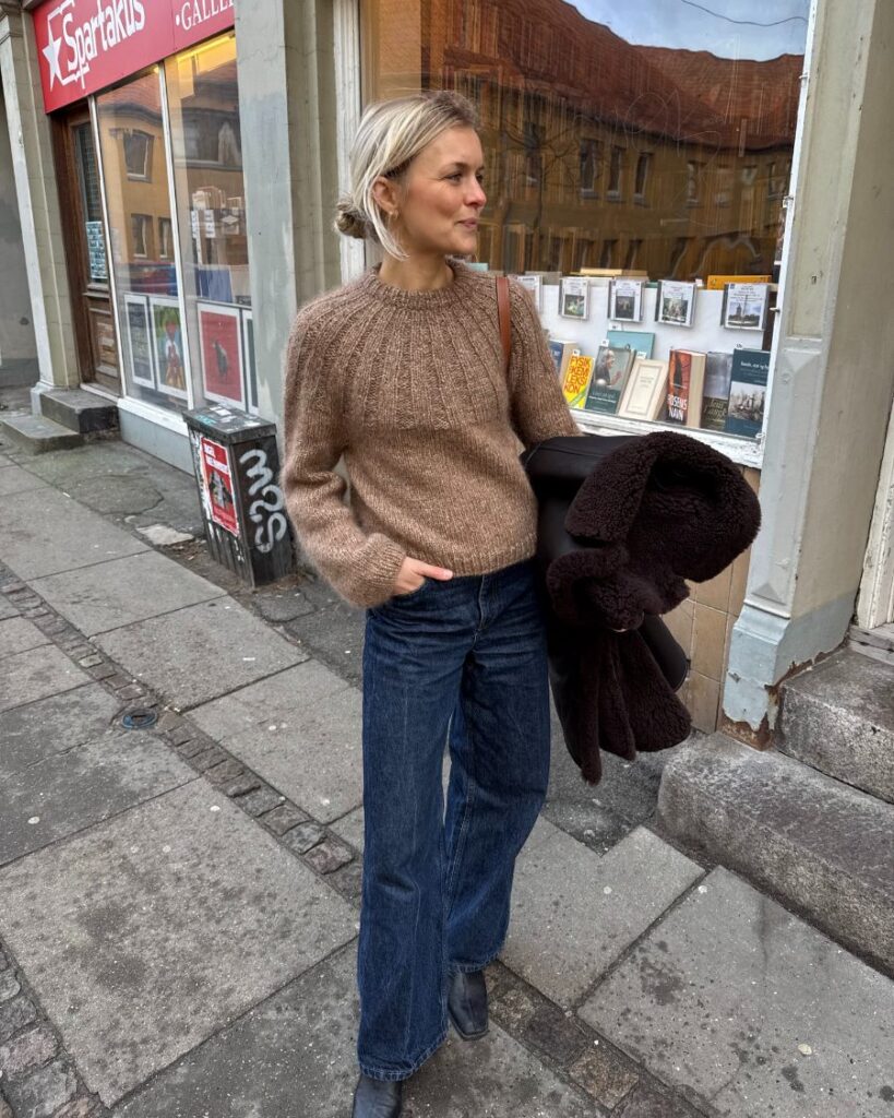 Sunday Sweater on neulottu Camarosen ja Isagerin langoilla, jotka eivät valitettavasti kuulu valikoimaamme. Lähimpänä valikoimastamme on Sandnes Garn Kos värissä 3161 Tammenterho sekä Tynn Silk Mohair värissä 3021 Vaalea beige.