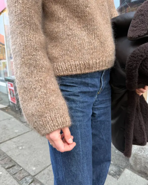 Sunday Sweater on neulottu Camarosen ja Isagerin langoilla, jotka eivät valitettavasti kuulu valikoimaamme. Lähimpänä valikoimastamme on Sandnes Garn Kos värissä 3161 Tammenterho sekä Tynn Silk Mohair värissä 3021 Vaalea beige. Sunday Sweater on neulottu Camarosen ja Isagerin langoilla, jotka eivät valitettavasti kuulu valikoimaamme. Lähimpänä valikoimastamme on Sandnes Garn Kos värissä 3161 Tammenterho sekä Tynn Silk Mohair värissä 3021 Vaalea beige.