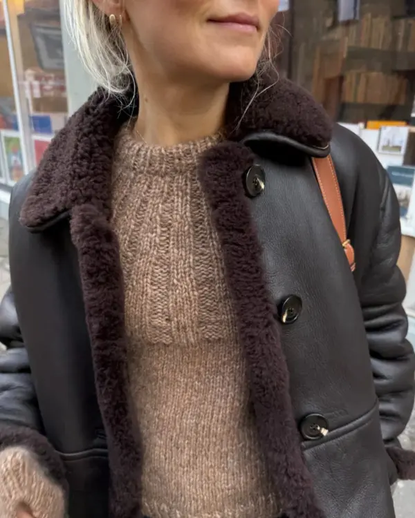 Sunday Sweater on neulottu Camarosen ja Isagerin langoilla, jotka eivät valitettavasti kuulu valikoimaamme. Lähimpänä valikoimastamme on Sandnes Garn Kos värissä 3161 Tammenterho sekä Tynn Silk Mohair värissä 3021 Vaalea beige. Sunday Sweater on neulottu Camarosen ja Isagerin langoilla, jotka eivät valitettavasti kuulu valikoimaamme. Lähimpänä valikoimastamme on Sandnes Garn Kos värissä 3161 Tammenterho sekä Tynn Silk Mohair värissä 3021 Vaalea beige.