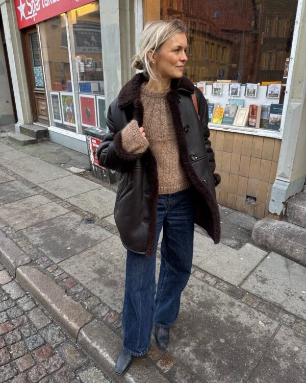 Sunday Sweater on neulottu Camarosen ja Isagerin langoilla, jotka eivät valitettavasti kuulu valikoimaamme. Lähimpänä valikoimastamme on Sandnes Garn Kos värissä 3161 Tammenterho sekä Tynn Silk Mohair värissä 3021 Vaalea beige. Sunday Sweater on neulottu Camarosen ja Isagerin langoilla, jotka eivät valitettavasti kuulu valikoimaamme. Lähimpänä valikoimastamme on Sandnes Garn Kos värissä 3161 Tammenterho sekä Tynn Silk Mohair värissä 3021 Vaalea beige.