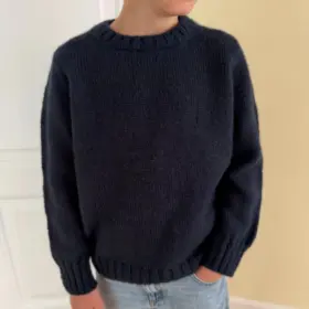 Niels Sweater junior on neulottu Sandnes Garn Peer Gynt langalla värissä 6082 Thunderstorm.