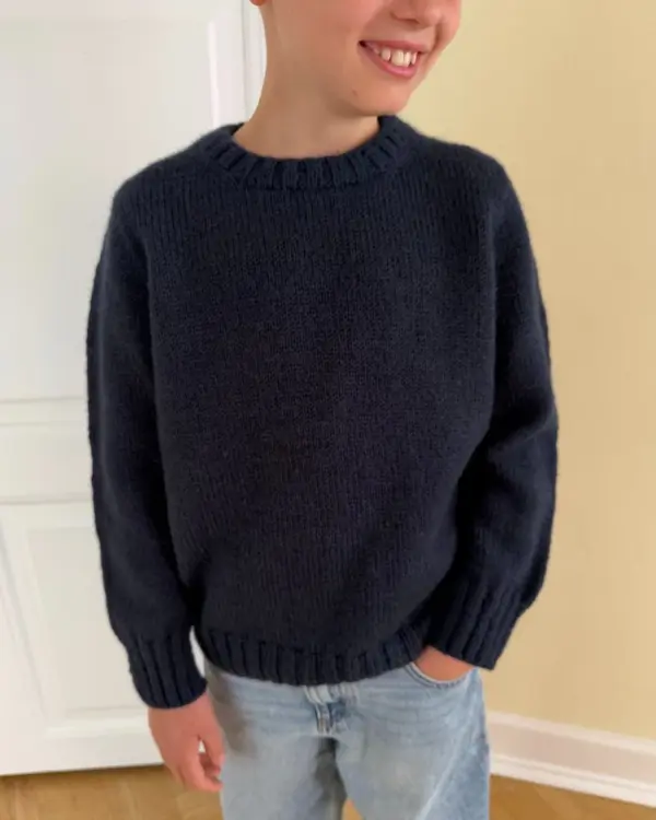 Niels Sweater junior on neulottu Sandnes Garn Peer Gynt langalla värissä 6082 Thunderstorm.