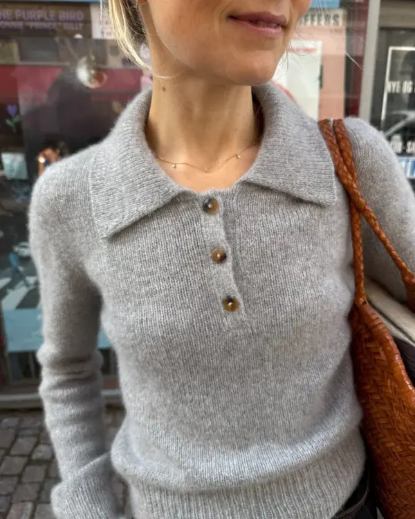 Harmaa Petra Polo on neulottu Sandnes Garn Cashmeren värillä 1042 meleerattu harmaa. Harmaa Petra Polo on neulottu Sandnes Garn Cashmeren värillä 1042 meleerattu harmaa.