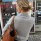 Harmaa Petra Polo on neulottu Sandnes Garn Cashmeren värillä 1042 meleerattu harmaa.