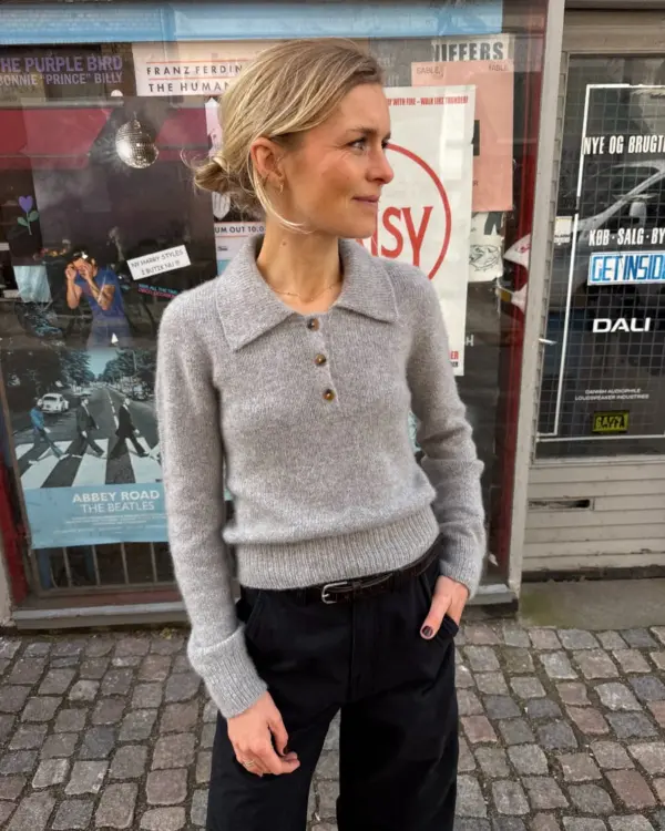 Harmaa Petra Polo on neulottu Sandnes Garn Cashmeren värillä 1042 meleerattu harmaa. Harmaa Petra Polo on neulottu Sandnes Garn Cashmeren värillä 1042 meleerattu harmaa.