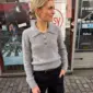 Harmaa Petra Polo on neulottu Sandnes Garn Cashmeren värillä 1042 meleerattu harmaa.