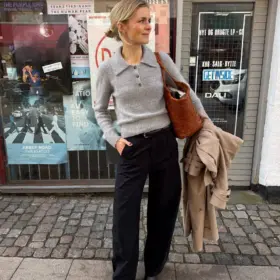 Harmaa Petra Polo on neulottu Sandnes Garn Cashmeren värillä 1042 meleerattu harmaa.