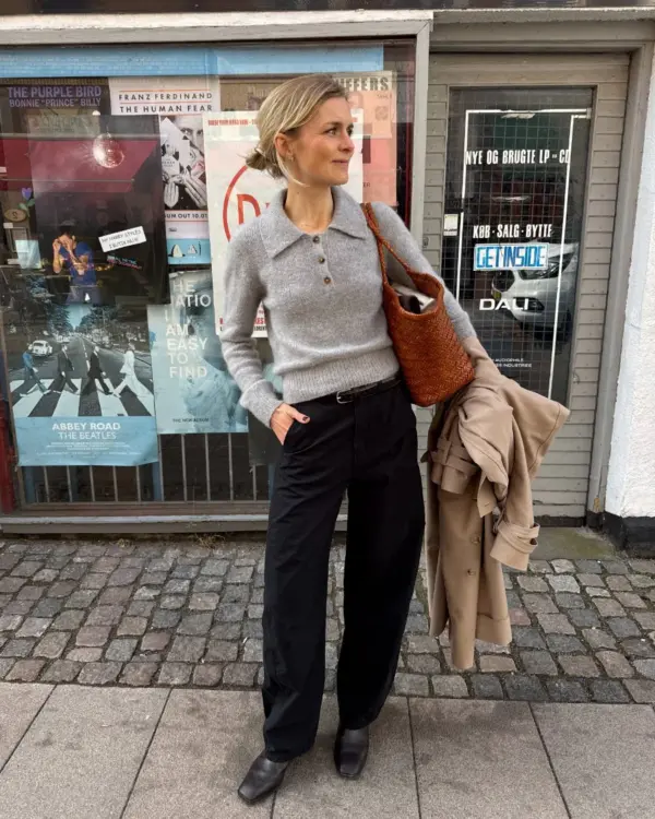 Harmaa Petra Polo on neulottu Sandnes Garn Cashmeren värillä 1042 meleerattu harmaa.
