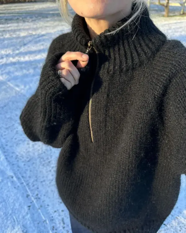 sortzipperisne_d5e847c3-4e6b-4348-8118-517368545df3 Zipper sweater on neulottu Hydregarnin langoilla, jotka eivät valitettavasti kuulu valikoimaamme. Lähimpänä valikoimastamme on Sandnes Garn Peer Gynt värissä 3891 yhdessä Sandnes Garn Tynn Silk Mohair värissä 1099.