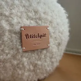 PetiteKnit Nahkamerkki - PetiteKnit - Est. 2016, vaalea, iso