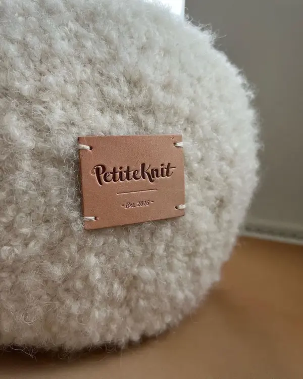 PetiteKnit Nahkamerkki - PetiteKnit - Est. 2016, vaalea, iso PetiteKnit Nahkamerkki - PetiteKnit - Est. 2016, vaalea, iso