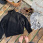 Zipper sweater on neulottu Hydregarnin langoilla, jotka eivät valitettavasti kuulu valikoimaamme. Lähimpänä valikoimastamme on Sandnes Garn Peer Gynt värissä 3891 yhdessä Sandnes Garn Tynn Silk Mohair värissä 1099.