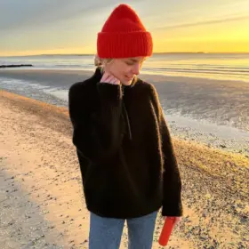Zipper sweater on neulottu Hydregarnin langoilla, jotka eivät valitettavasti kuulu valikoimaamme. Lähimpänä valikoimastamme on Sandnes Garn Peer Gynt värissä 3891 yhdessä Sandnes Garn Tynn Silk Mohair värissä 1099.