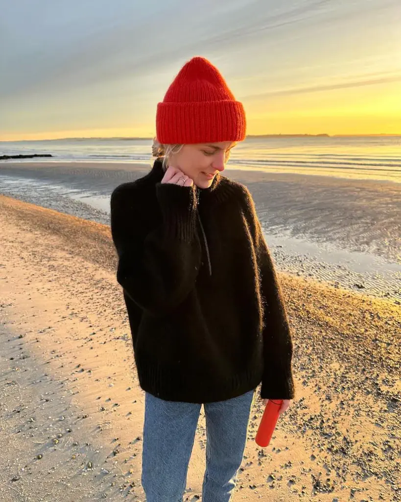 Zipper sweater on neulottu Hydregarnin langoilla, jotka eivät valitettavasti kuulu valikoimaamme. Lähimpänä valikoimastamme on Sandnes Garn Peer Gynt värissä 3891 yhdessä Sandnes Garn Tynn Silk Mohair värissä 1099.
