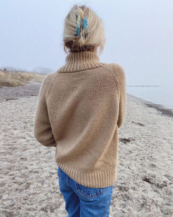 zipperstrand3_95afbb03-64b1-47f3-83bc-13ef6e0c3659 Zipper sweater on neulottu Peruvian Highland Wool langalla, joka ei valitettavasti kuulu valikoimiimme. Lähimpänä valikoimastamme on Sandnes Garn Peer Gynt värissä 2321 yhdessä Sandnes Garn Tynn Silk Mohair värissä 3021.
