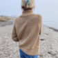 Zipper sweater on neulottu Peruvian Highland Wool langalla, joka ei valitettavasti kuulu valikoimiimme. Lähimpänä valikoimastamme on Sandnes Garn Peer Gynt värissä 2321 yhdessä Sandnes Garn Tynn Silk Mohair värissä 3021.