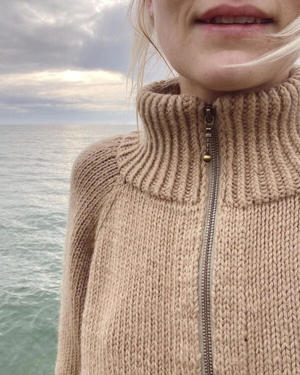 zipperstrand4_07b9ba77-a605-44ef-b902-481663556077 Zipper sweater on neulottu Peruvian Highland Wool langalla, joka ei valitettavasti kuulu valikoimiimme. Lähimpänä valikoimastamme on Sandnes Garn Peer Gynt värissä 2321 yhdessä Sandnes Garn Tynn Silk Mohair värissä 3021.