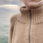 Zipper sweater on neulottu Peruvian Highland Wool langalla, joka ei valitettavasti kuulu valikoimiimme. Lähimpänä valikoimastamme on Sandnes Garn Peer Gynt värissä 2321 yhdessä Sandnes Garn Tynn Silk Mohair värissä 3021.