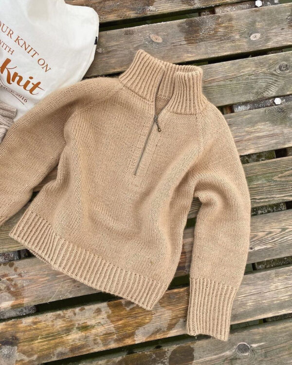 zipperstrand5_5c05889c-4b8b-4b41-924a-3fa8d426018e Zipper sweater on neulottu Peruvian Highland Wool langalla, joka ei valitettavasti kuulu valikoimiimme. Lähimpänä valikoimastamme on Sandnes Garn Peer Gynt värissä 2321 yhdessä Sandnes Garn Tynn Silk Mohair värissä 3021.