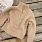 Zipper sweater on neulottu Peruvian Highland Wool langalla, joka ei valitettavasti kuulu valikoimiimme. Lähimpänä valikoimastamme on Sandnes Garn Peer Gynt värissä 2321 yhdessä Sandnes Garn Tynn Silk Mohair värissä 3021.